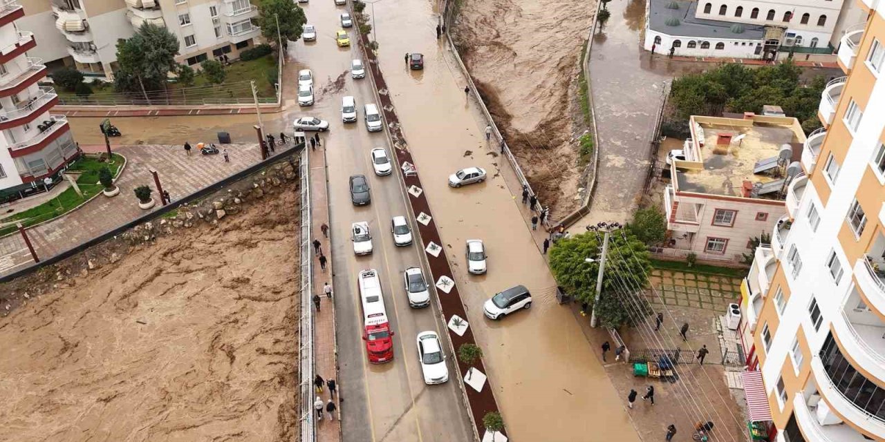 Mersin’de Ekipler Sel Mesaisinde