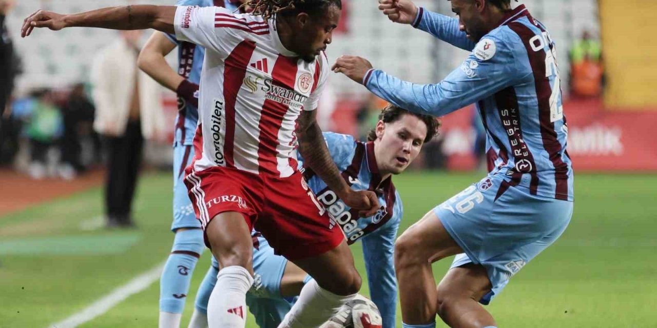 Trendyol Süper Lig: Antalyaspor: 1 - Trabzonspor: 0 (ilk Yarı)