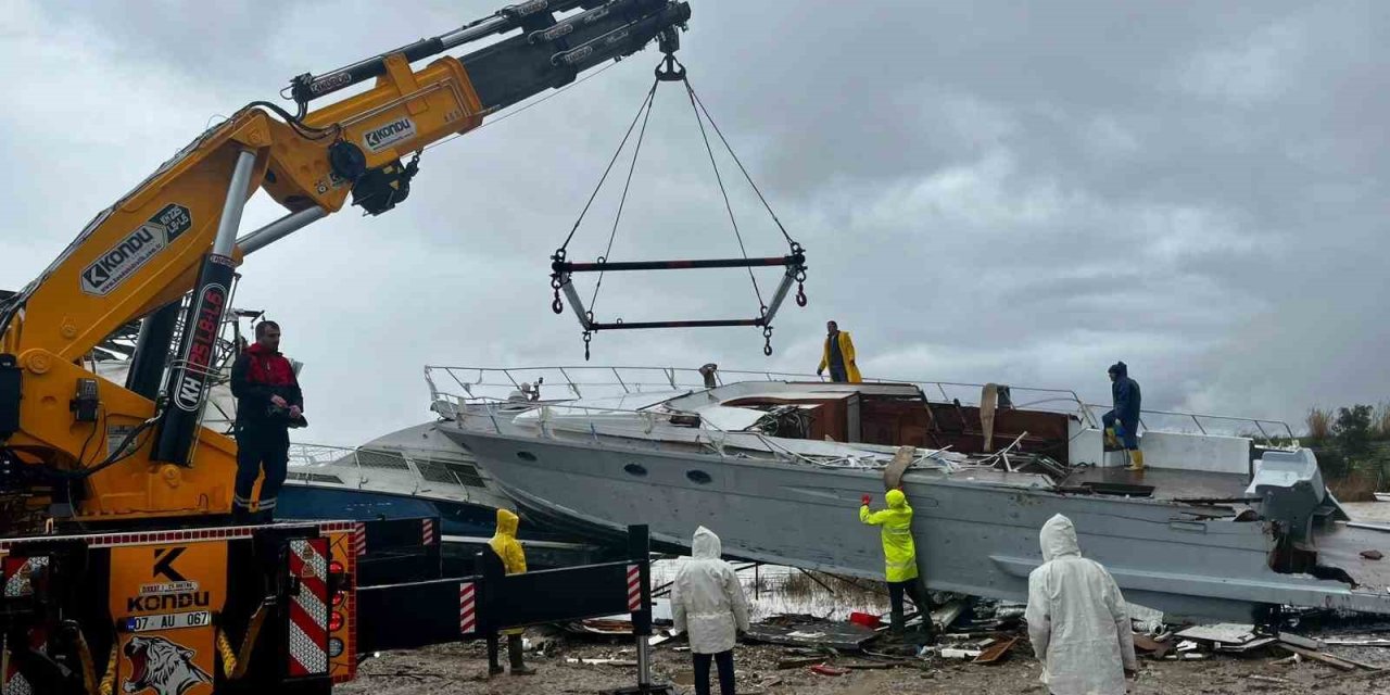 Antalya’da Hortumun Vurduğu Tekneler Vinçlerle Kurtarılıyor