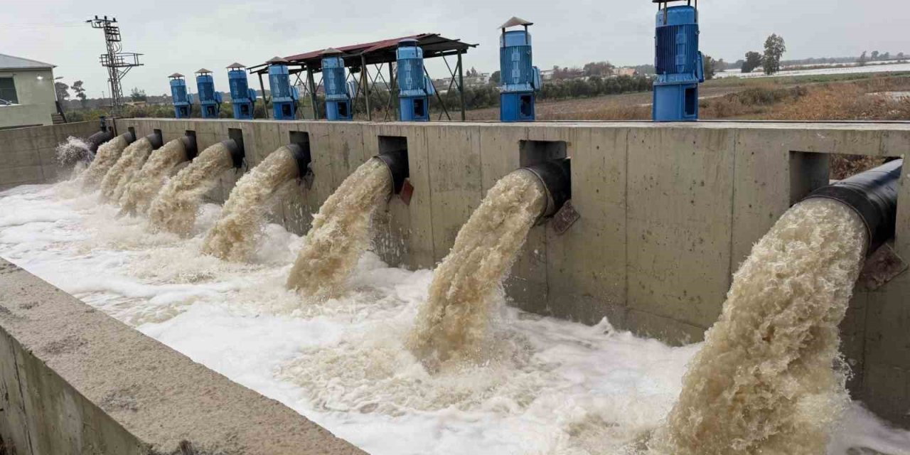 Binlerce Dönüm Arazi Selden Kurtuldu, Su Pompaları Yağmur Suyunu Böyle Boşalttı