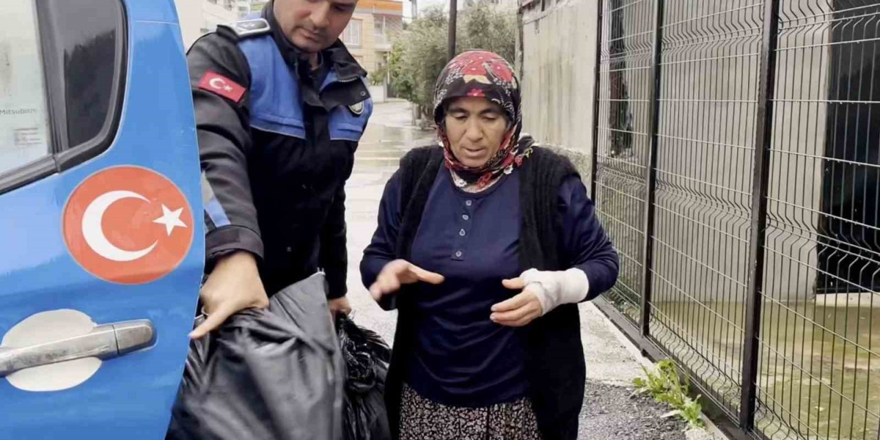 Sel Riskine Karşı Sahada Olan Zabıta Ekipleri Vatandaşa Yardım Etti