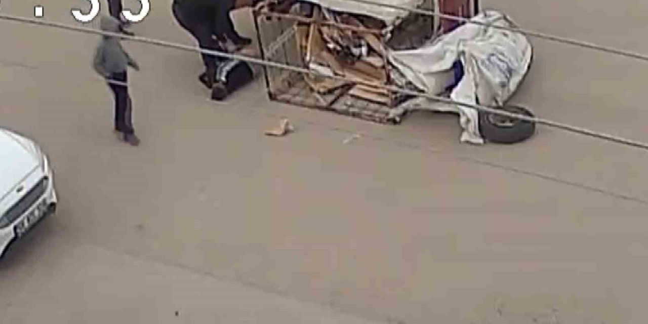 Çocuğun Kullandığı Elektrikli Motosiklet Yola Devrildi, O Anlar Kamerada