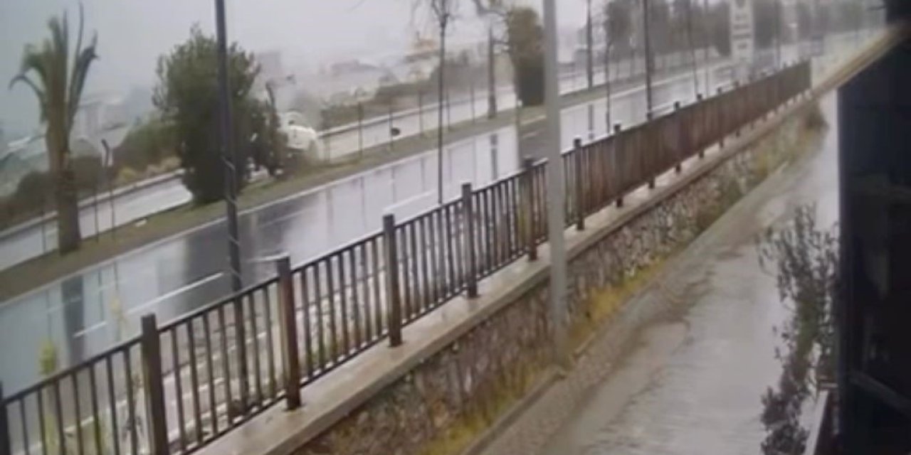 Kontrolden Çıkan Otomobil Refüjdeki Ağaca Çarpıp Takla Attı