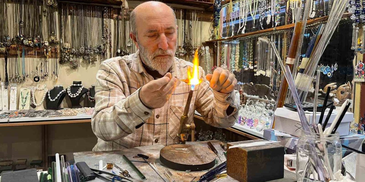 25 Yıldır Camlara Üfleyerek Şekil Veriyor