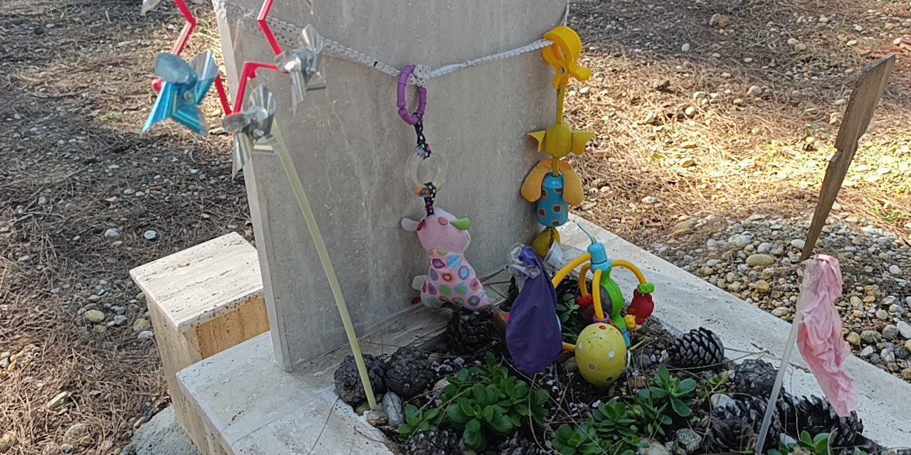 Çiçeklerden Çok Oyuncaklarla Bezenen Mezarlıkta Duygulandıran Görüntüler