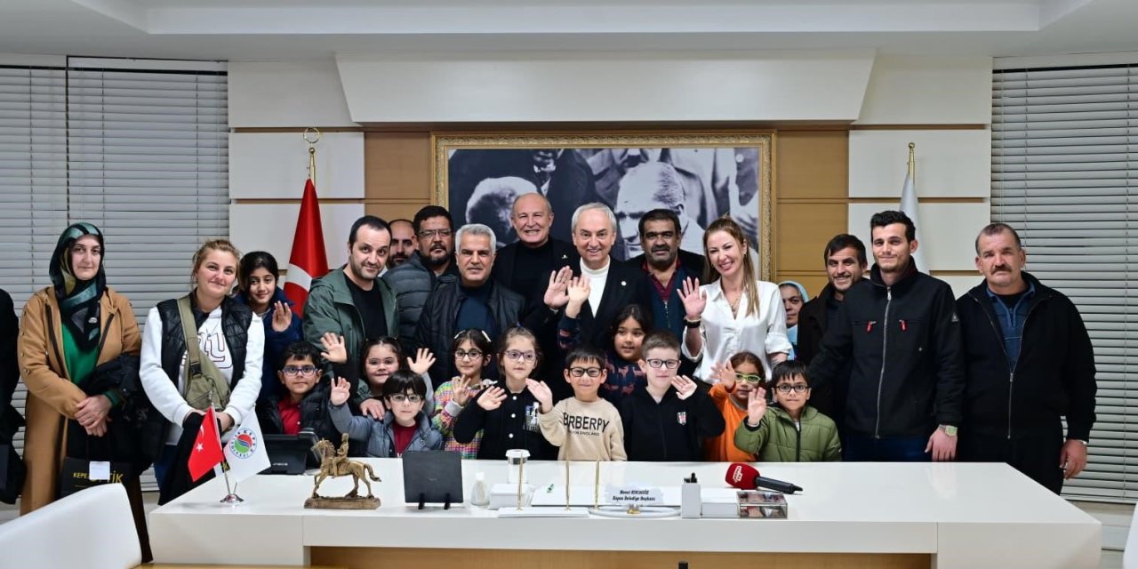 Başkan Kocagöz, Görme Sorunu Olan Öğrencilere Gözlüklerini Teslim Etti