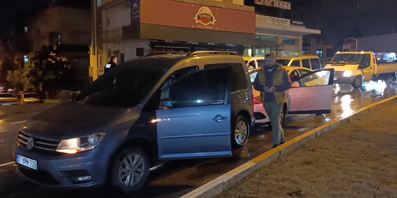 Ehliyetsiz Sürücü Kırmızı Işıkta Bekleyen Araca Çarptı