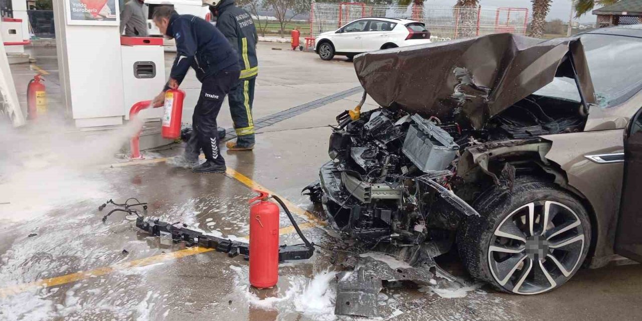 Otomobil Akaryakıt İstasyonuna Daldı, Facianın Eşiğinden Dönüldü
