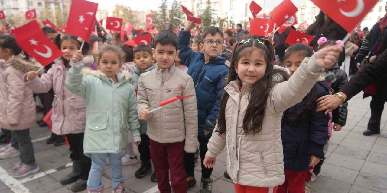 Öğrenciler İkinci Döneme ’bayrak Sevgisi’ Temasıyla Başladı