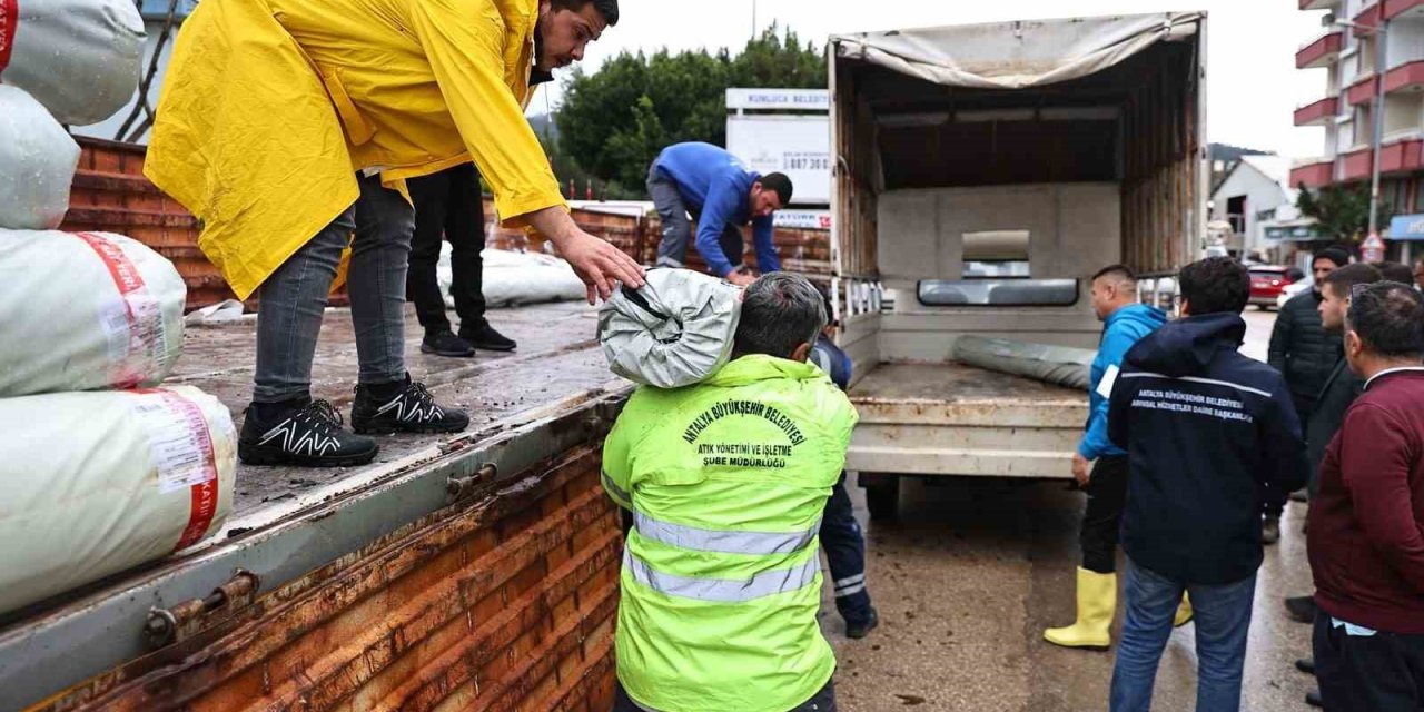 Büyükşehir’den Hortum Ve Fırtınadan Zarar Gören Üreticiye Sera Naylonu Desteği