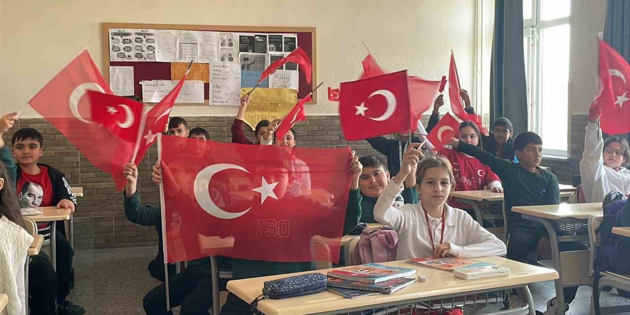 Öğrencilerin Okul Heyecanı Ay Yıldızlı Türk Bayrağıyla Taçlandı