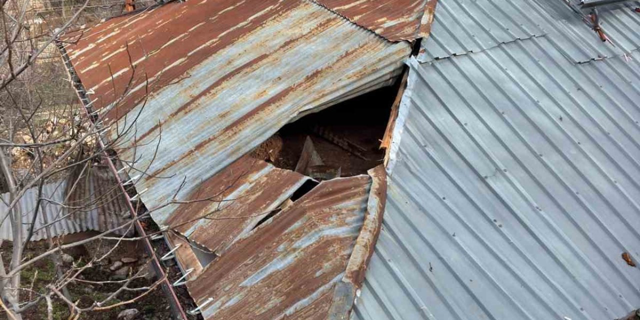 Konya’da Dağdan Kopan Kaya Parçası Evin Damına Düştü