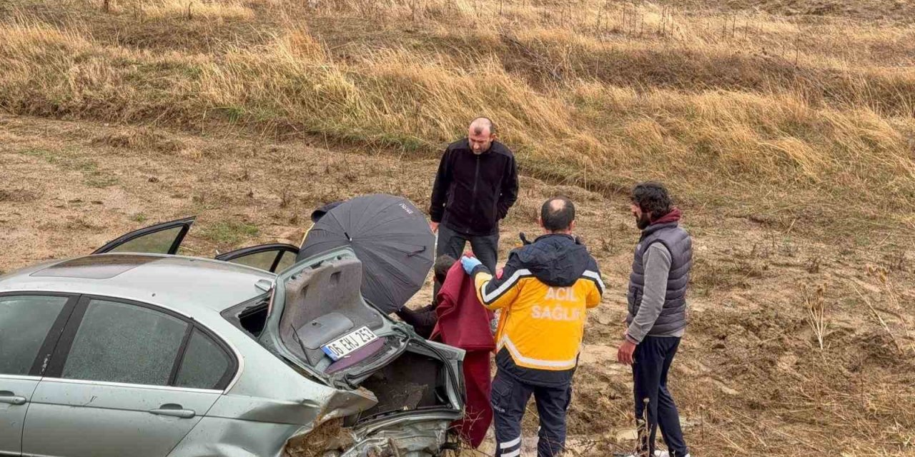 Yoldan Çıkan Lüks Araç Şarampole Devrildi: 3 Yaralı