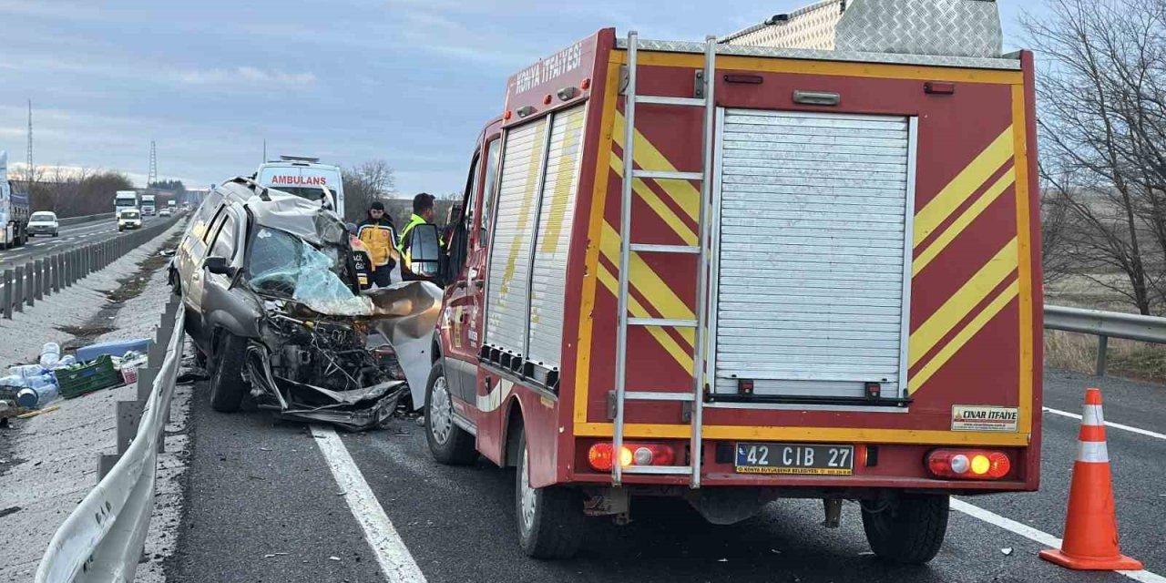 Refüje Çarpan Hafif Ticari Araç İle Tır Çarpıştı: 1 Ölü