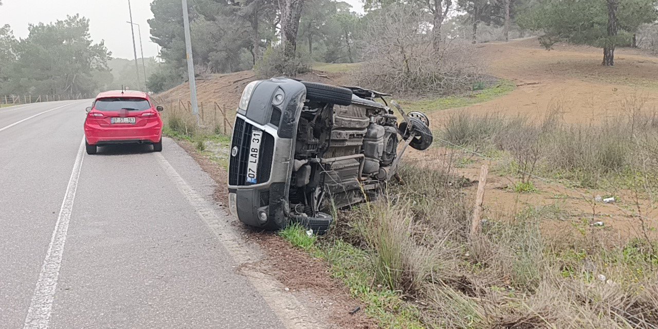 Otomobille Çarpışan Hafif Ticari Araç Yan Yattı: 2 Yaralı