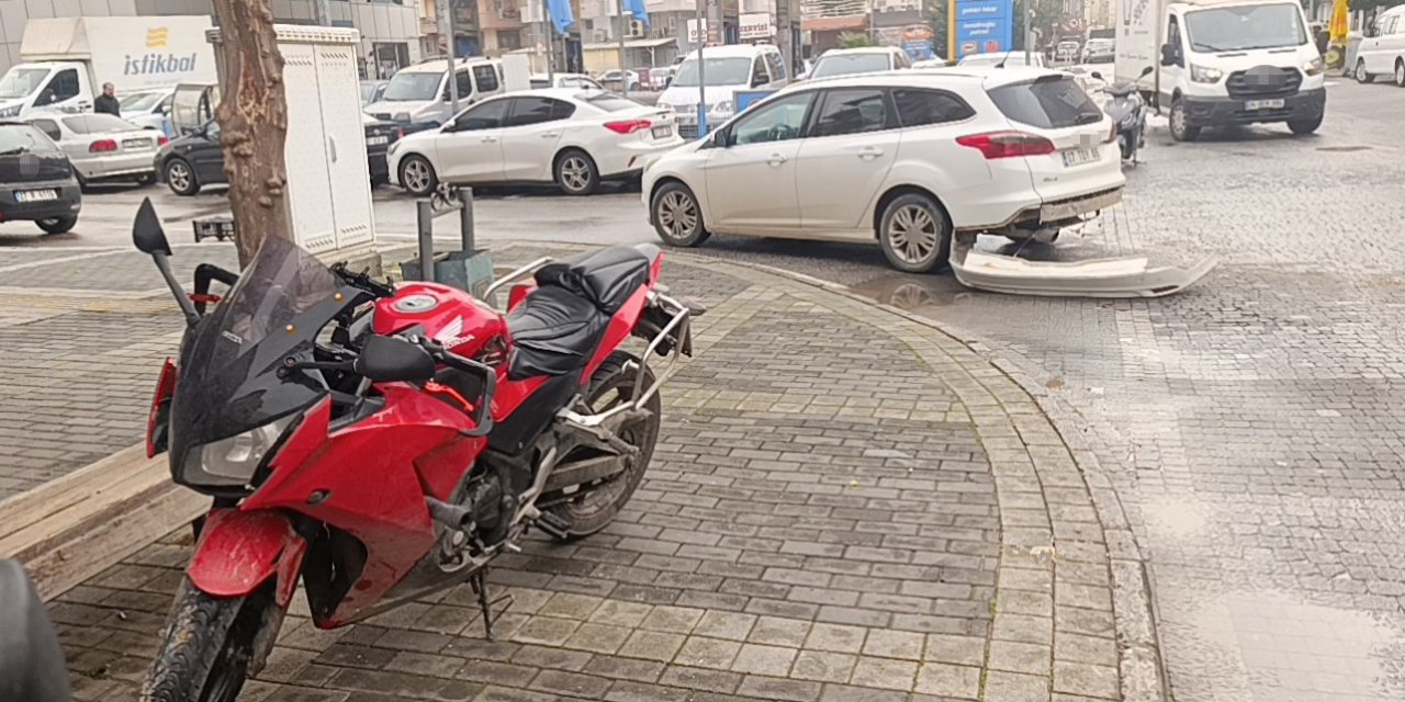 Ters Yönden Gelen Motosikletin Otomobille Çarpışma Anı Kamerada: 1 Yaralı