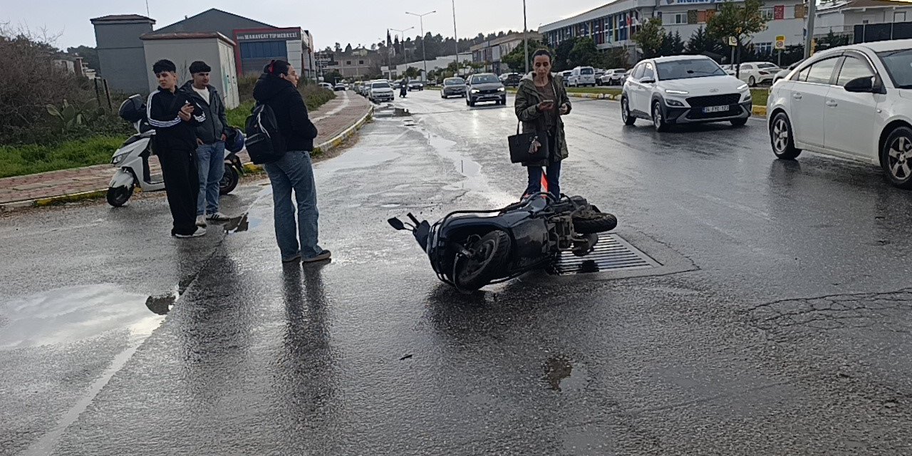 Manavgat’ta Otomobille Çarpışan Motosikletli Yaralandı