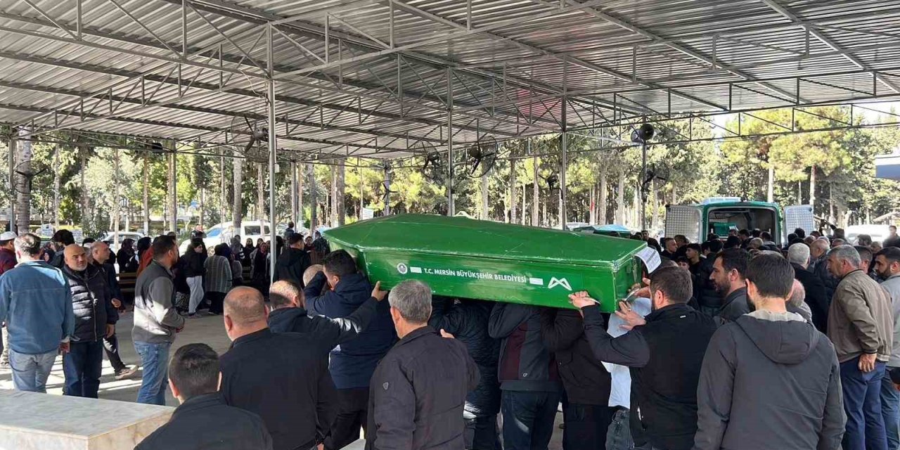 Mersin’deki Kazadan Acı Hikaye: İkizleri Ölüm Ayırdı, 3 Cenaze Yan Yana Defnedildi