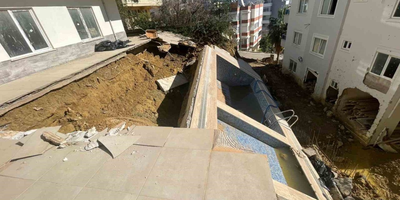 Sağanak Sonrası Apartman Bahçesindeki Havuz Çöktü, 7 Katlı Apartman Tahliye Edildi