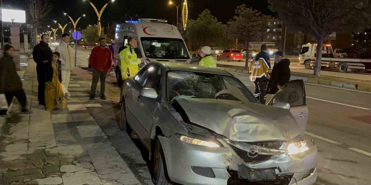 Alkollü Sürücü Önündeki Araca Çarptı: 6 Yaralı