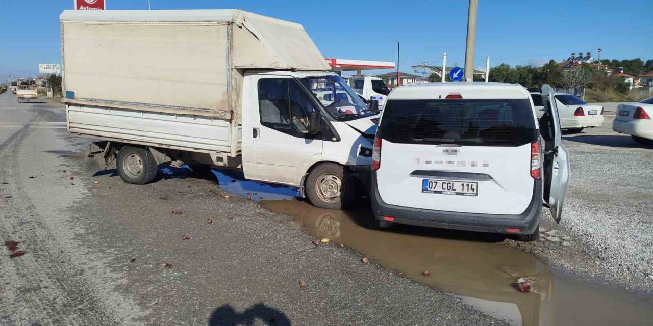Manavgat’ta Kamyonet İle Çarpışan Aracın Sürücüsü Yaralandı