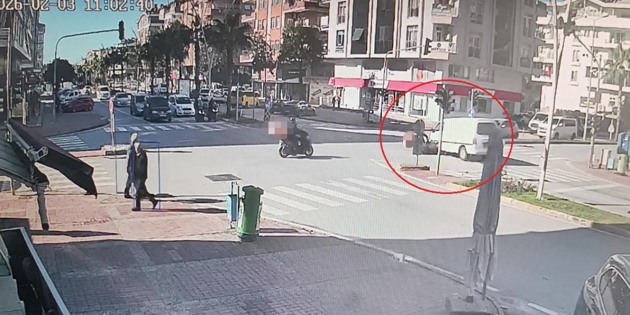 Motosikletli Kamyonetin Altında Kalmaktan Son Anda Kurtuldu