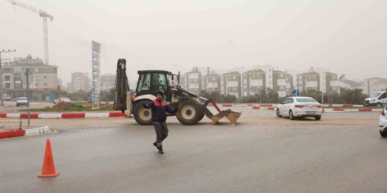 Kepez’de Yağış Sonrası Bozulan Yollara Müdahale