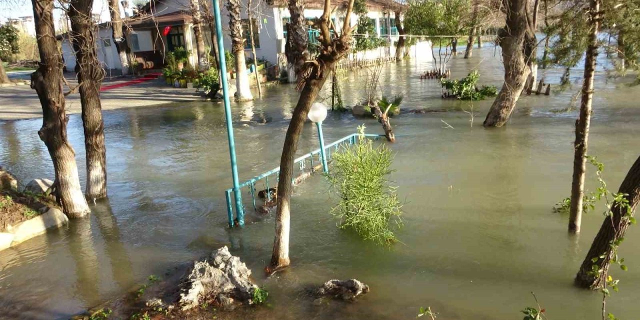 Manavgat Irmağı Taştı, Kenarındaki İşletmeler Sular Altında Kaldı