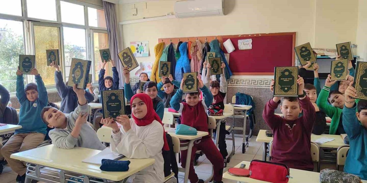 Anamur’da Öğrencilere Kur’an-ı Kerim Hediye Edildi