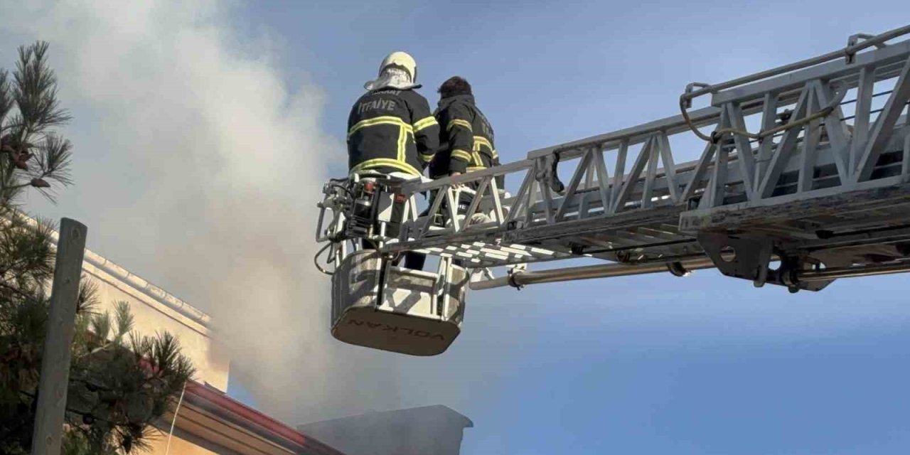 Daireler Tahliye Edildi, İtfaiye Çatıdan Yangına Müdahalede Bulundu