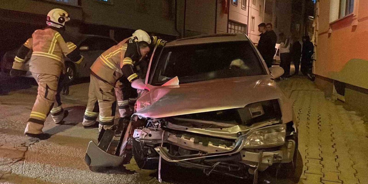 Kaza Sonrası Kendilerini Otomobilden Dışarı Attılar