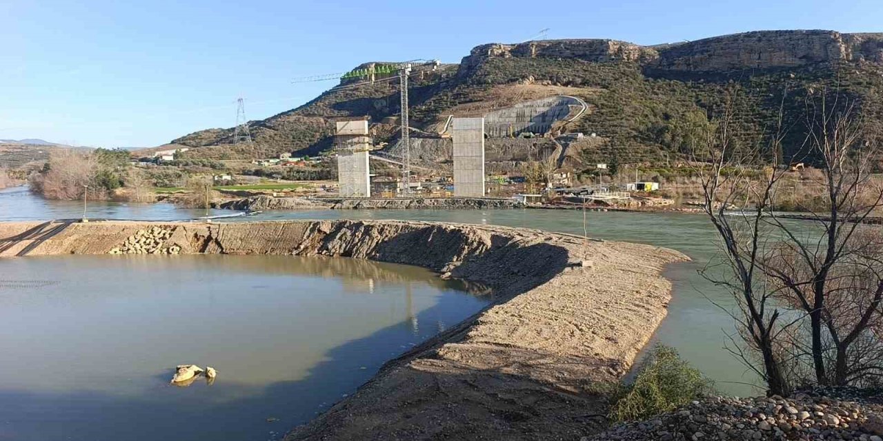 Manavgat Irmağı Taştı, Antalya-alanya Otoban Şantiyesi Sular Altında Kaldı