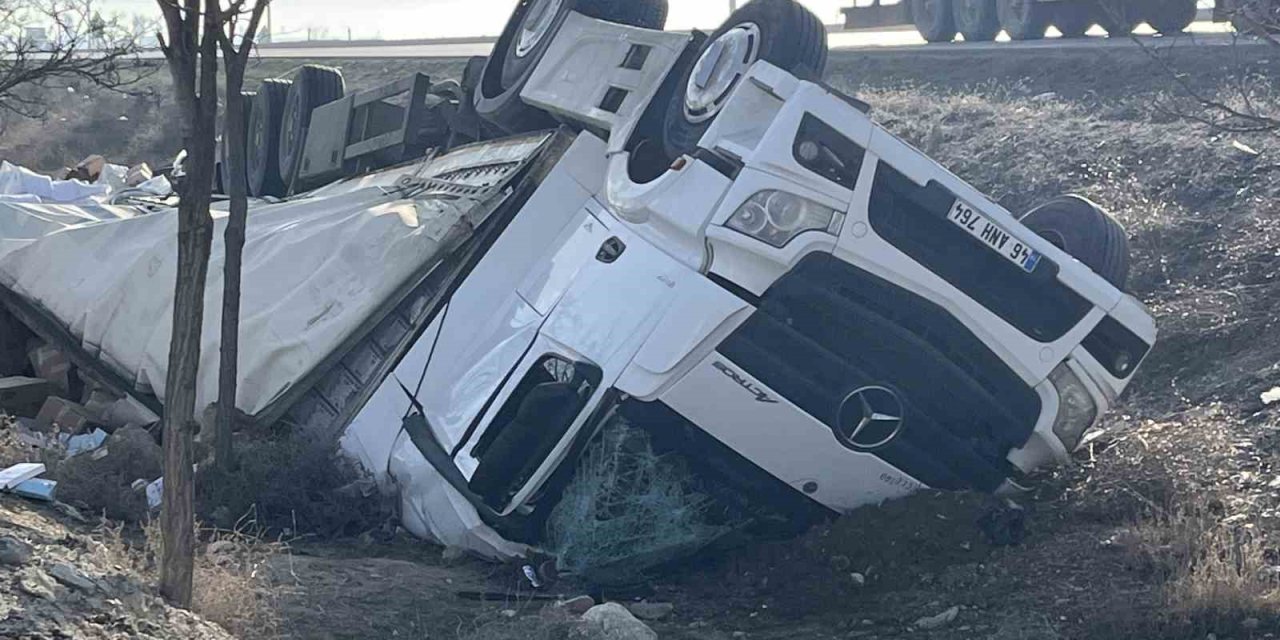 Kontrolden Çıkan Tır Şarampole Devrildi: 2 Yaralı