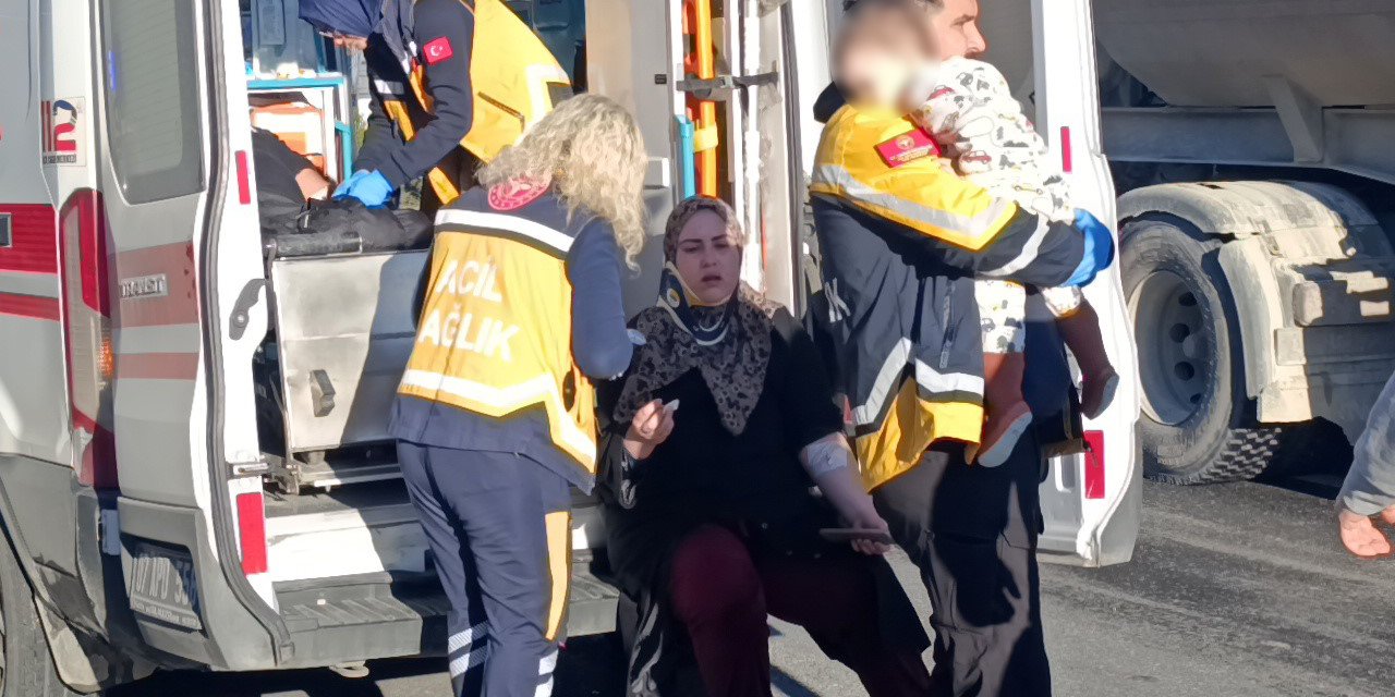 Zincirleme Kazada Annesi Yaralanan Bebek 112 Görevlisinin Kucağında Annesini Bekledi