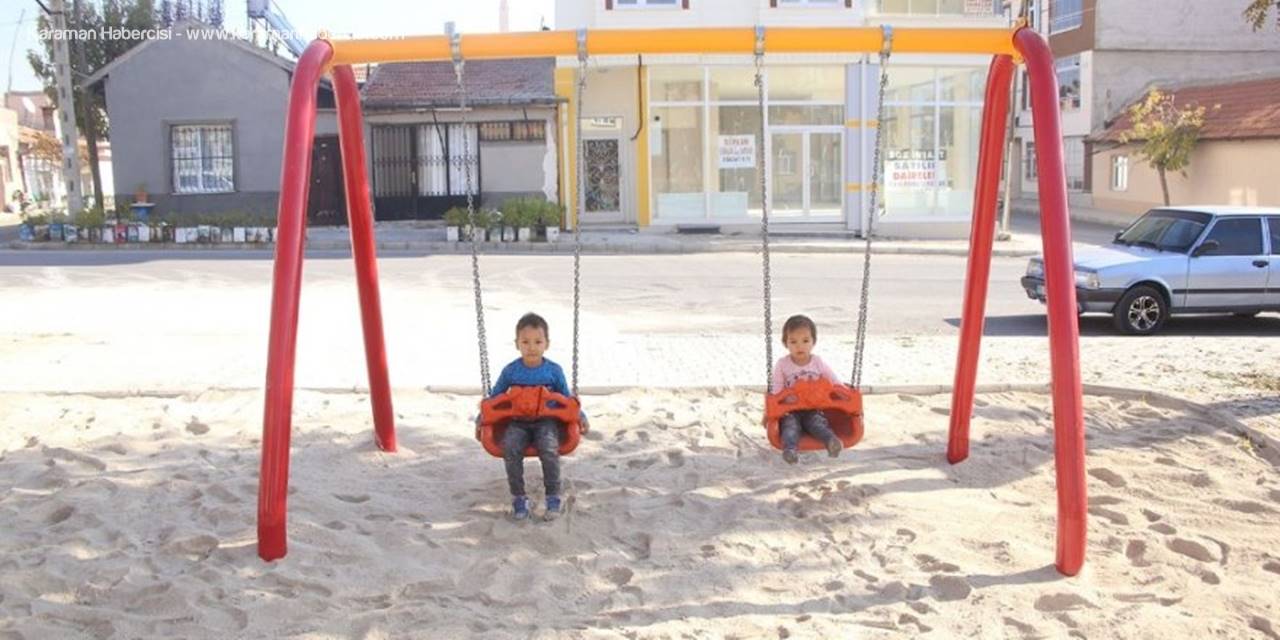 Karaman Belediyesi Oyun Parklarının Zeminine Kum Seriyor