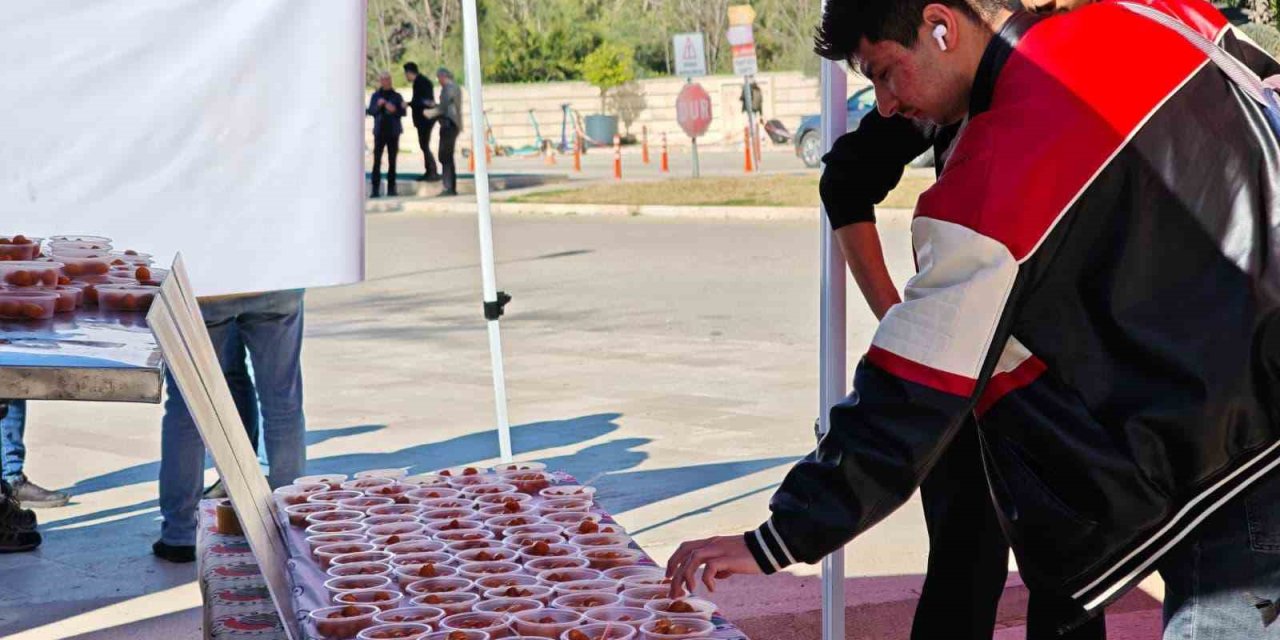 Kepez’de Trafik Kazasında Hayatını Kaybeden Aü Öğrencileri İçin Lokma Hayrı