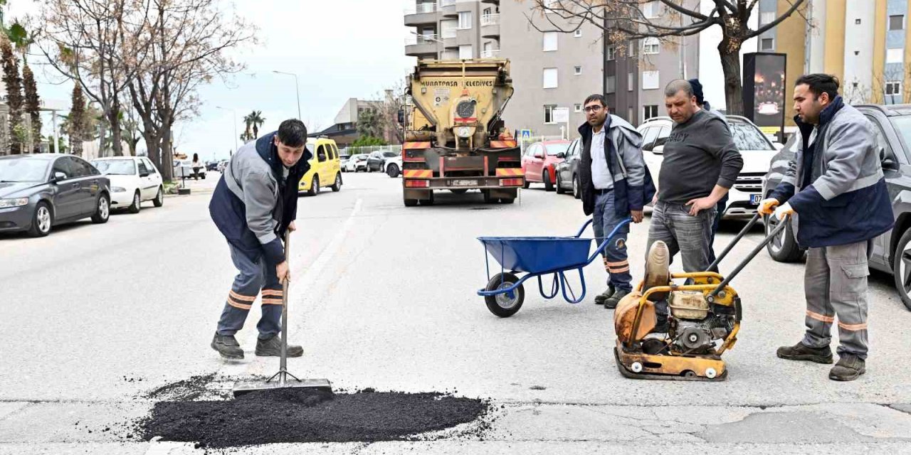 Muratpaşa’da Yollar Onarılıyor