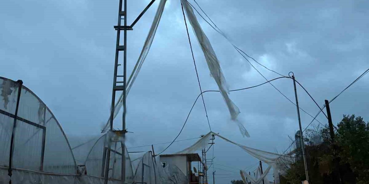 Kumluca’da Yağmur Ve Hortum Seraları Vurdu