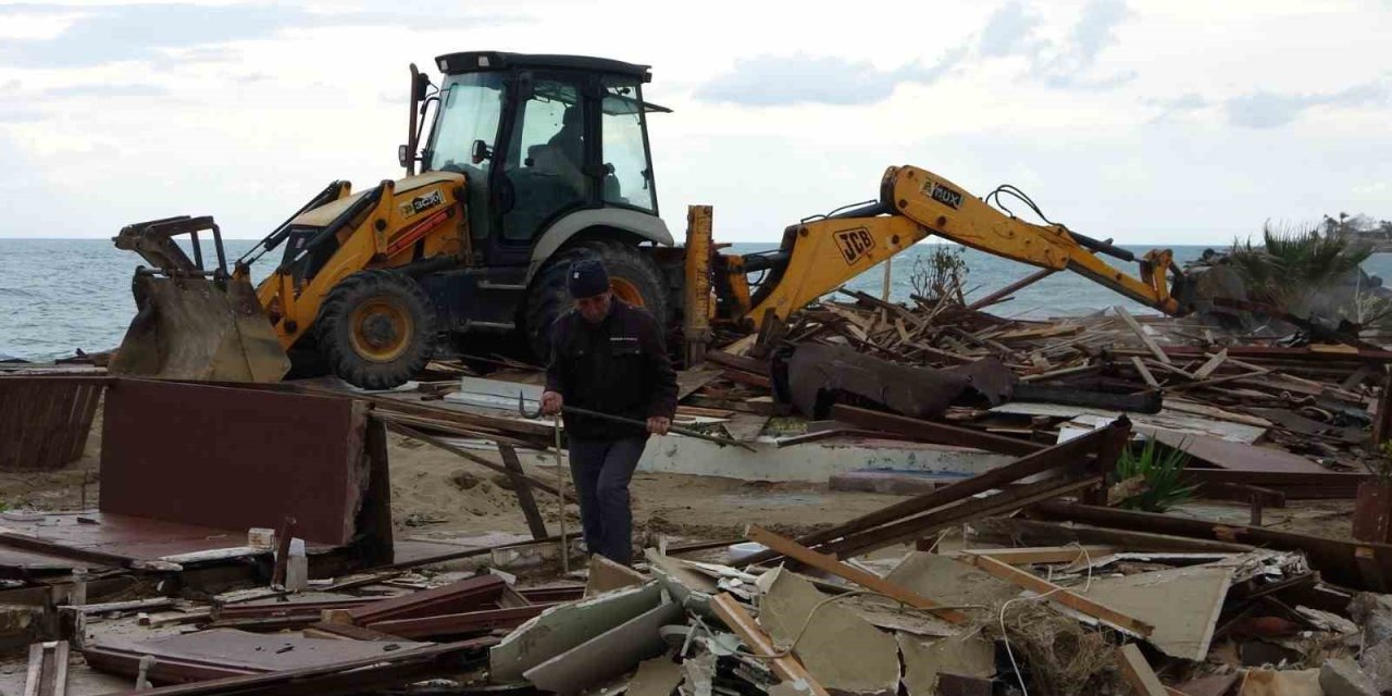 Side Büyük Plajda Günübirlik 15 İşletme Yıkıldı