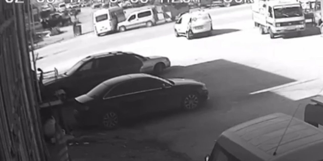 Yolcu Minibüsü İle Hafif Ticari Aracın Karıştığı Kaza Anı Kameraya Yansıdı