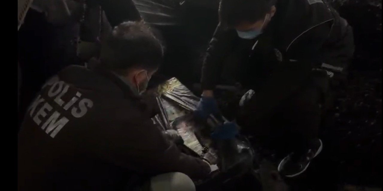 Kömür Yüklü Tırın Dorsesinden Binlerce Kaçak Ürün Çıktı