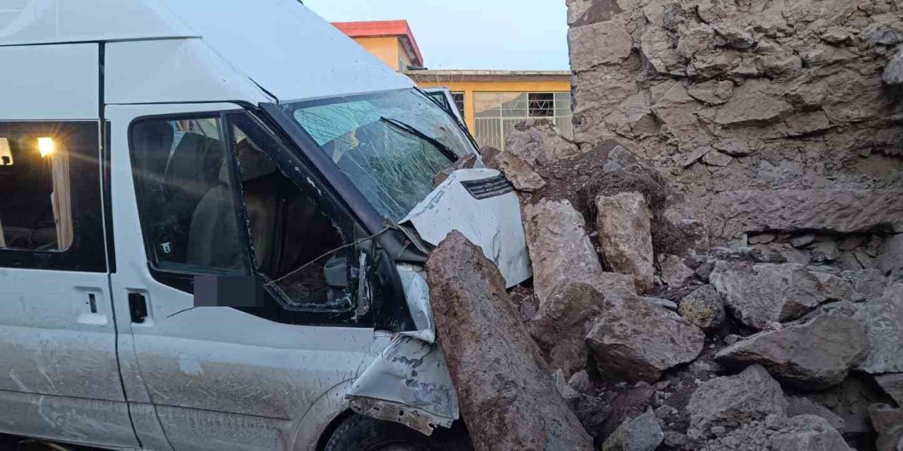 Aksaray’da İşçi Servisi Bahçe Duvarına Çarptı: 2’si Ağır 14 Yaralı