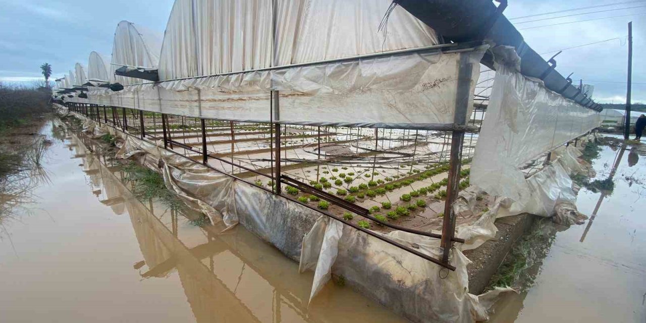 Antalya’da Sağanak Yağmur Aksu’da Su Baskınlarına Sebep Oldu