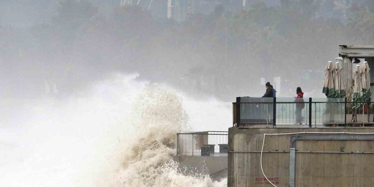 Dev Dalgalar Sahili Dövdü: Martılar Balık, Define Avcıları Kıymetli Eşya Aradı