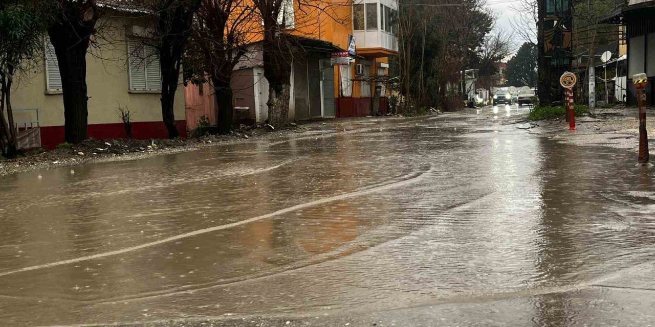 Antalya’da Kuvvetli Sağanak Taşkınlara Yol Açtı Minibüste Mahsur Kalanlar Kepçe Yardımıyla Kurçarıldı
