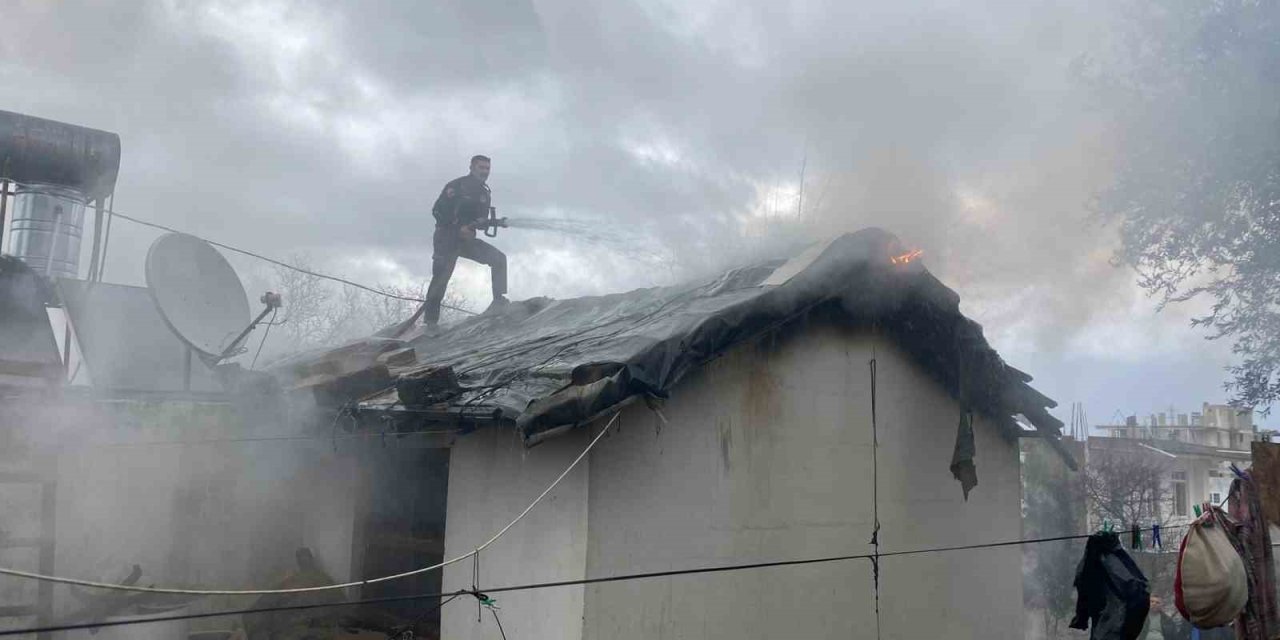 Antalya’da Alev Alev Yanan Tek Katlı Ev Küle Döndü