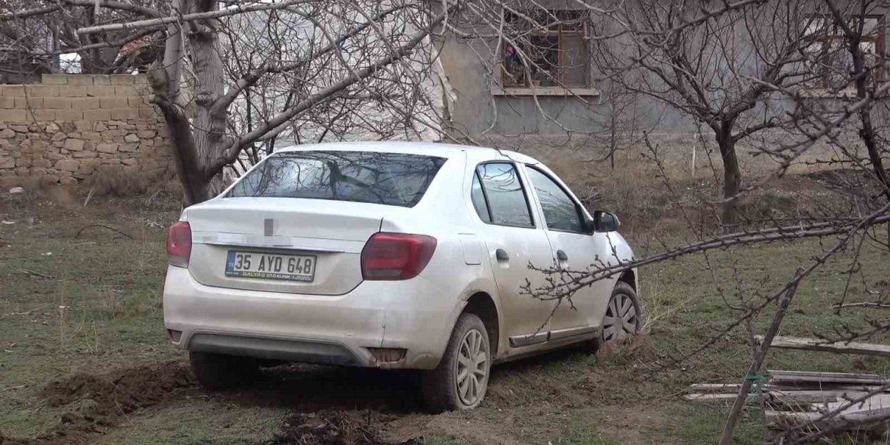 Polisin "dur" İhtarına Uymayan Şüpheliler Aracı Bırakıp Kaçtı