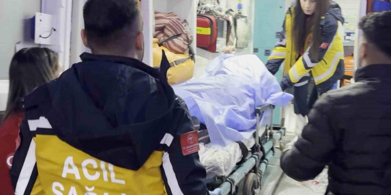 Arkadaşını Bıçakla Ağır Yaraladı, Biri Hastaneye Diğeri Cezaevine Gitti