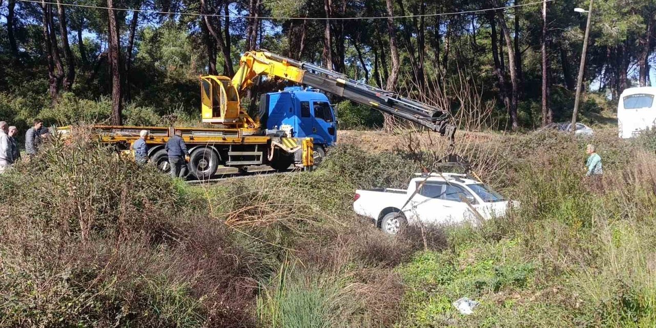 Dereye Uçan Kamyonetten Yara Alamadan Kurtuldu
