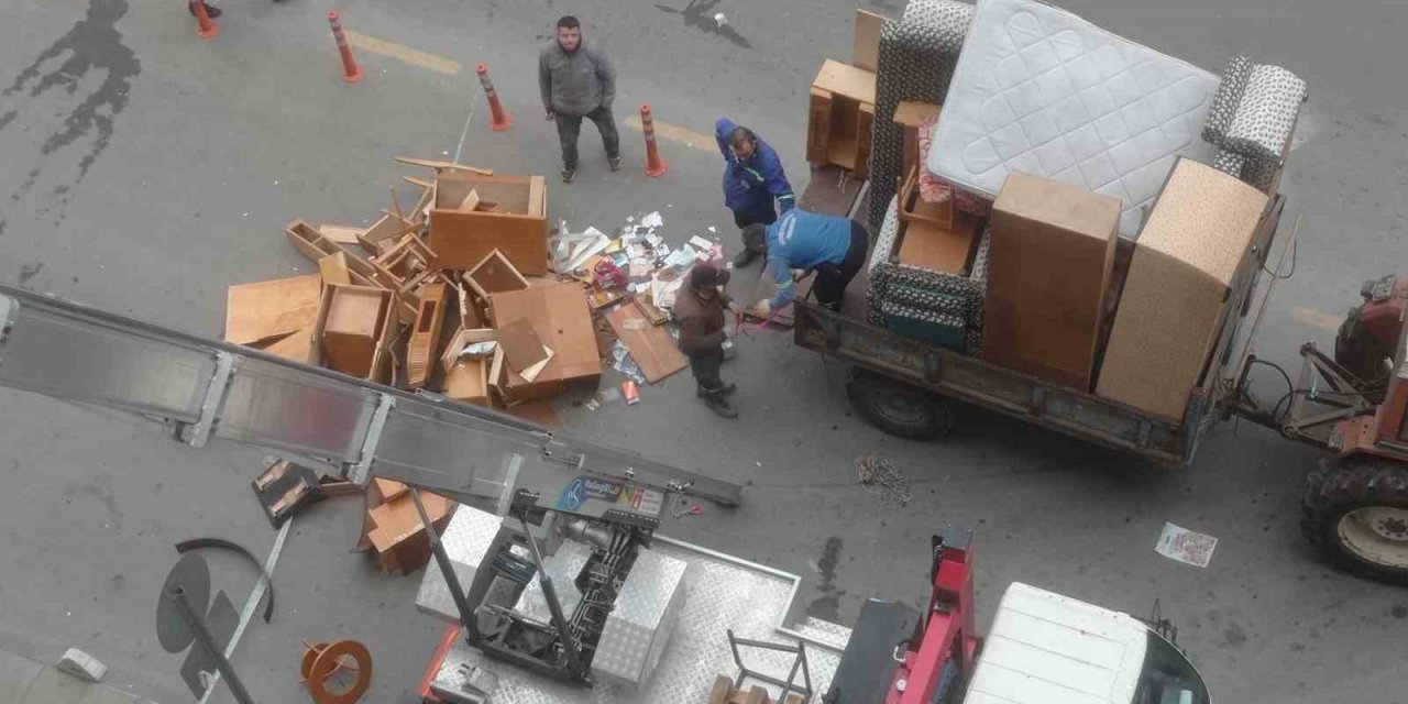 Mersin’de Halk Sağlığını Tehdit Eden Çöp Ev Temizlendi